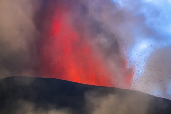 火山の噴火。エトナ山噴火火口 Voragine から — ストック写真