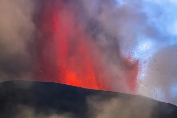 Erupção vulcânica. Monte Etna em erupção da cratera Voragine — Fotografia de Stock