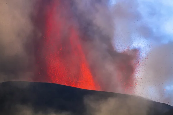 火山の噴火。エトナ山噴火火口 Voragine から — ストック写真