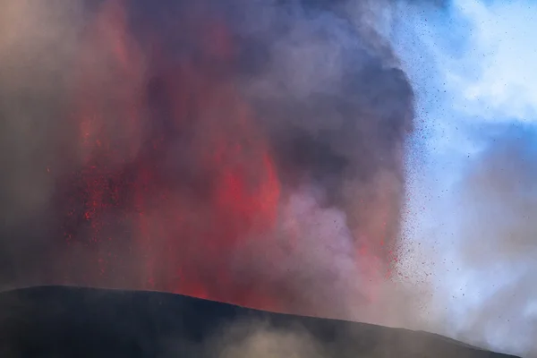 Erupção vulcânica. Monte Etna em erupção da cratera Voragine — Fotografia de Stock