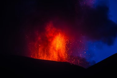 Volkan Erüpsiyonu. Etna Dağı krater Voragine patlayan