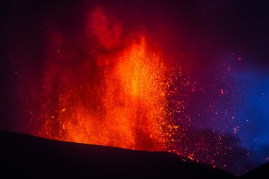 Volkan Erüpsiyonu. Etna Dağı krater Voragine patlayan