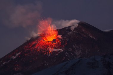 Volkan Erüpsiyonu. Etna Dağı krater Voragine patlayan