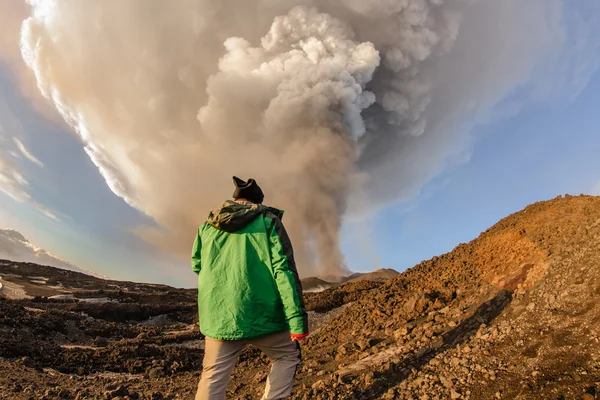 Erupción del volcán. Monte Etna en erupción desde el cráter Voragine — Foto de Stock