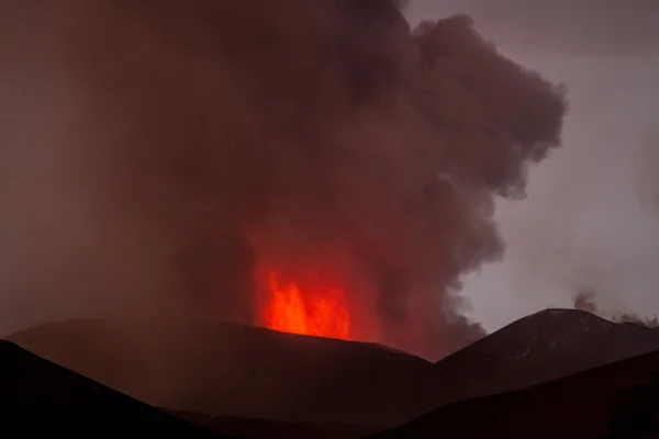 Volkan Erüpsiyonu. Etna Dağı krater Voragine patlayan — Stok fotoğraf