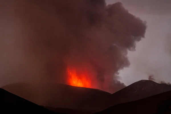 Vulkán kitörés. Mount Etna a Voragine kráter kitörő — Stock Fotó