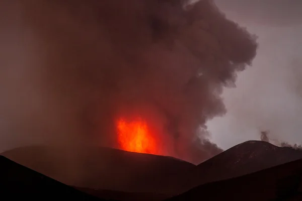 Eruzione vulcanica. L'Etna erutta dal cratere Voragine — Foto Stock