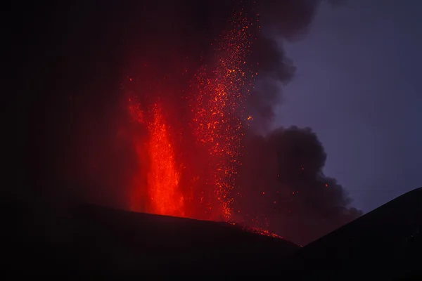 Vulkán kitörés. Mount Etna a Voragine kráter kitörő — Stock Fotó