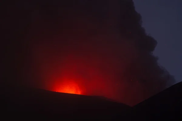 Erupción del volcán. Monte Etna en erupción desde el cráter Voragine —  Fotos de Stock