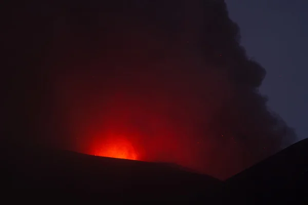 Erupção vulcânica. Monte Etna em erupção da cratera Voragine — Fotografia de Stock