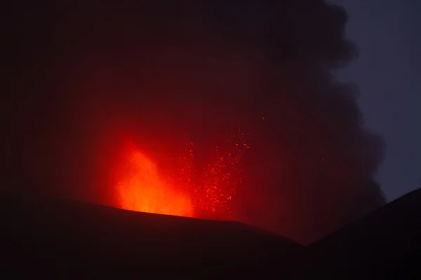 Vulkán kitörés. Mount Etna a Voragine kráter kitörő — Stock Fotó