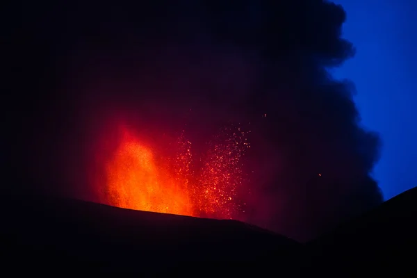 Erupce sopky. Mount Etna erupce z kráteru Voragine — Stock fotografie