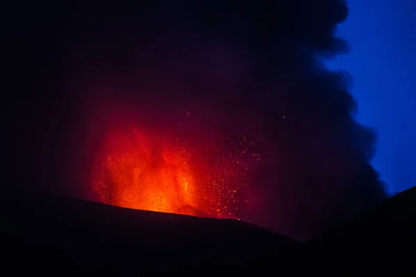 Erupção vulcânica. Monte Etna em erupção da cratera Voragine — Fotografia de Stock