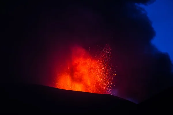 Erupção vulcânica. Monte Etna em erupção da cratera Voragine — Fotografia de Stock