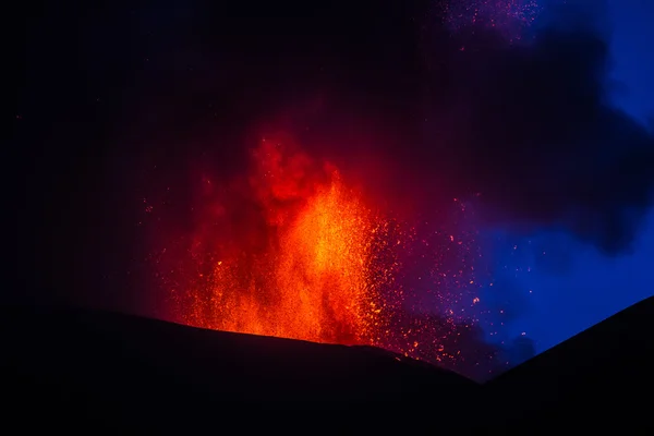 Vulkanausbruch. Ätna bricht aus dem Krater aus — Stockfoto