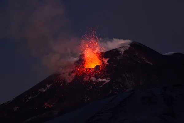 火山喷发。埃特纳火山喷发从火山口 Voragine — 图库照片