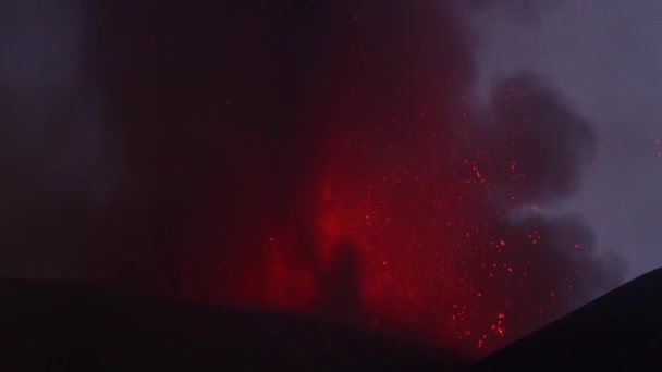 Извержение вулкана. Гора Этна, извергающаяся из кратера Ворагин — стоковое видео
