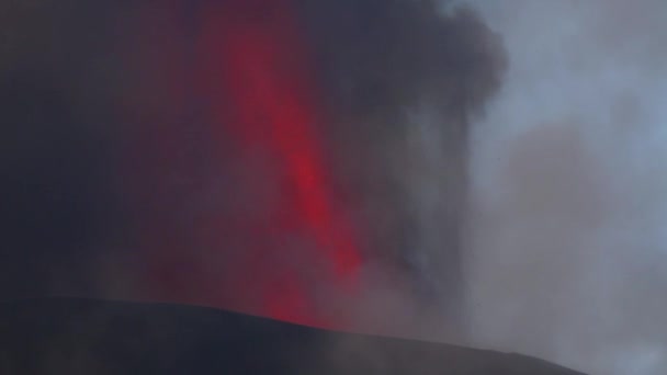 Извержение вулкана. Гора Этна, извергающаяся из кратера Ворагин — стоковое видео