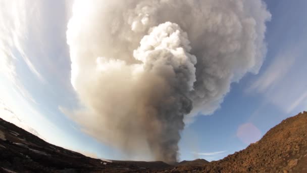 Vulkán kitörés. Mount Etna a Voragine kráter kitörő — Stock videók