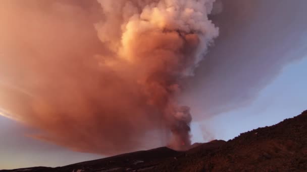 Wybuch wulkanu. Wydobywające się z Voragine krater Etny — Wideo stockowe