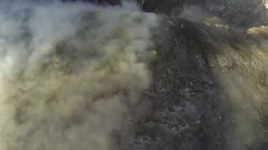 Fumaroles ve kraterler, gaz emisyonlarının Etna yanardağı