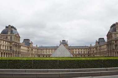 Louvre Louvre bina müze ve piramit görüntülemek
