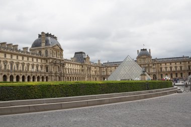 Louvre Louvre bina müze ve piramit görüntülemek.