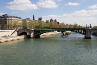 Seine Nehri üzerinde bir köprü ile gece göre Paris görüntüle