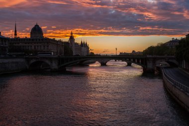 Seine Nehri üzerinde bir köprü ile gece göre Paris görüntüle