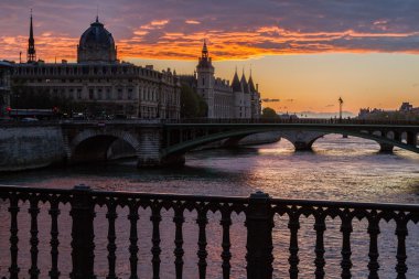 Seine Nehri üzerinde bir köprü ile gece göre Paris görüntüle