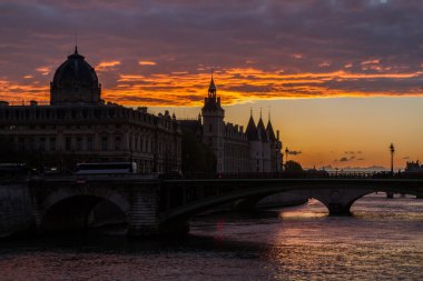 Seine Nehri üzerinde bir köprü ile gece göre Paris görüntüle
