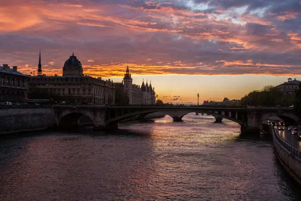 Seine Nehri üzerinde bir köprü ile gece göre Paris görüntüle