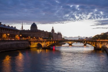Seine Nehri üzerinde bir köprü ile gece göre Paris görüntüle