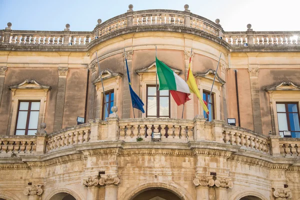 Noto, Italien - 06 februari 2016: Stad byggd i stil med sicilianska barocken. — Stockfoto