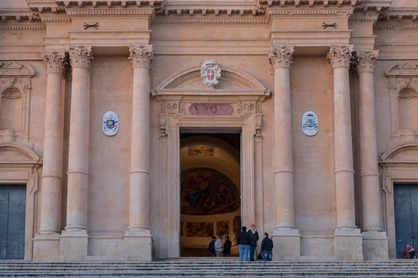 Noto, Italie - 06 février 2016 : Ville construite dans le style baroque sicilien . — Photo