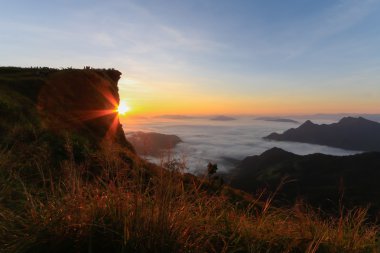 Yüksek dağ Sunrise Phu Chi Fa, Tayland at sabah