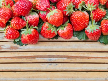 Taze çilek yaprak yeşil bambu ahşap panel