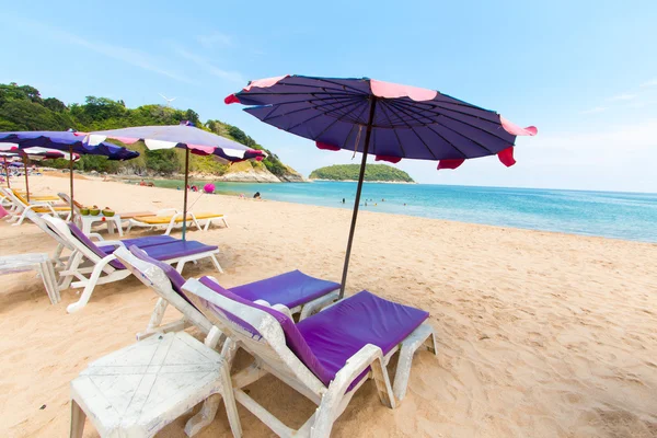 Pláž židle a slunečník na pláži s pískem. — Stock fotografie
