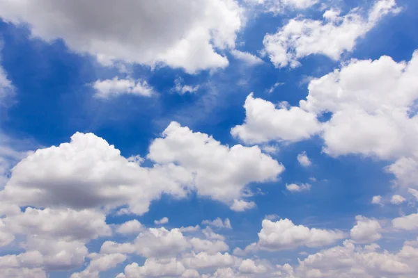 Wolken met blauwe lucht — Stockfoto