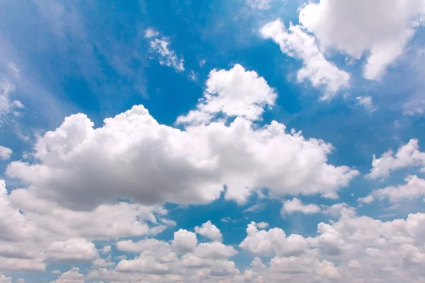 Mavi gökyüzü bulutları — Stok fotoğraf