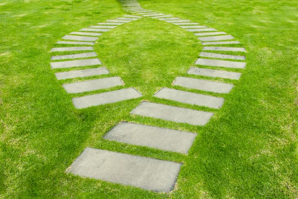 Loopbrug op groen gras in golf club — Stockfoto