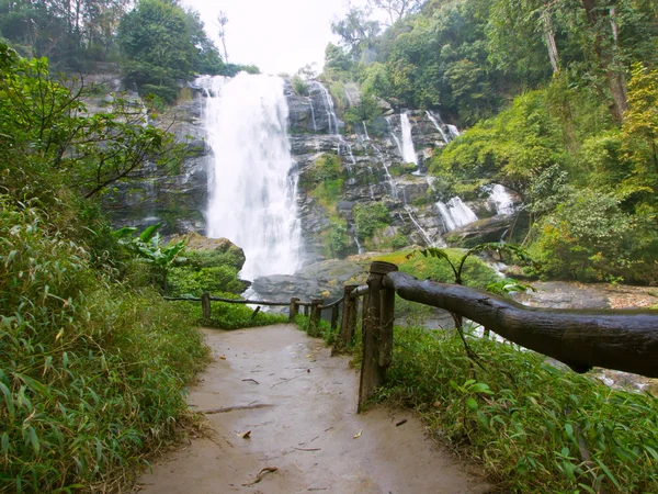 Grande cachoeira na floresta profunda — Fotografia de Stock