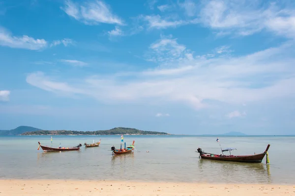 Skupina z dřevěných lodí na tropické pláži, Thajsko — Stock fotografie