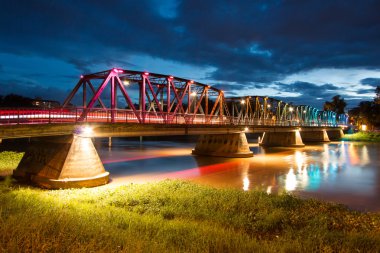Vintage demir köprü alacakaranlıkta, Chiang Mai, Tayland