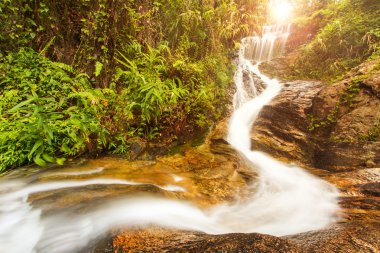Yağmur ormanlarında Günışığı ile tropik şelale
