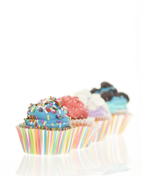 Grupo de quatro cupcakes coloridos isolados — Fotografia de Stock