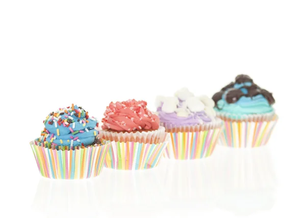 Grupo de quatro cupcakes coloridos isolados — Fotografia de Stock