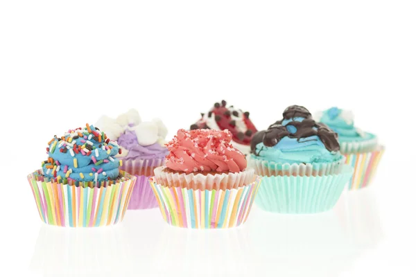 Gruppe von bunten Cupcakes isoliert — Stockfoto