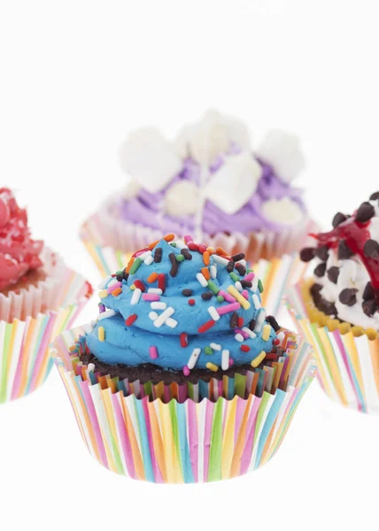 Gruppe von vier bunten Cupcakes isoliert — Stockfoto