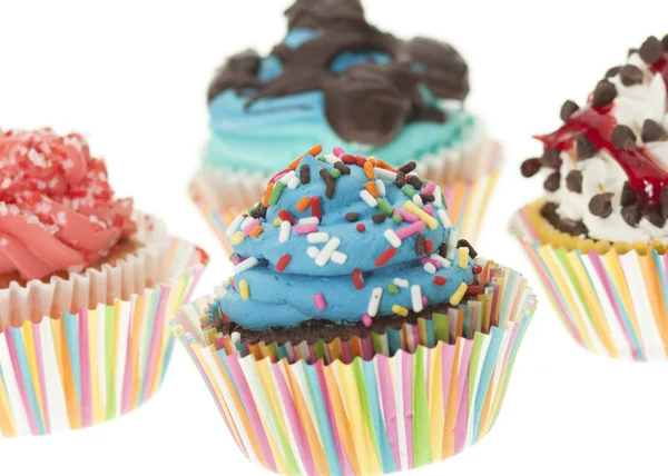 Gruppe von vier bunten Cupcakes isoliert — Stockfoto